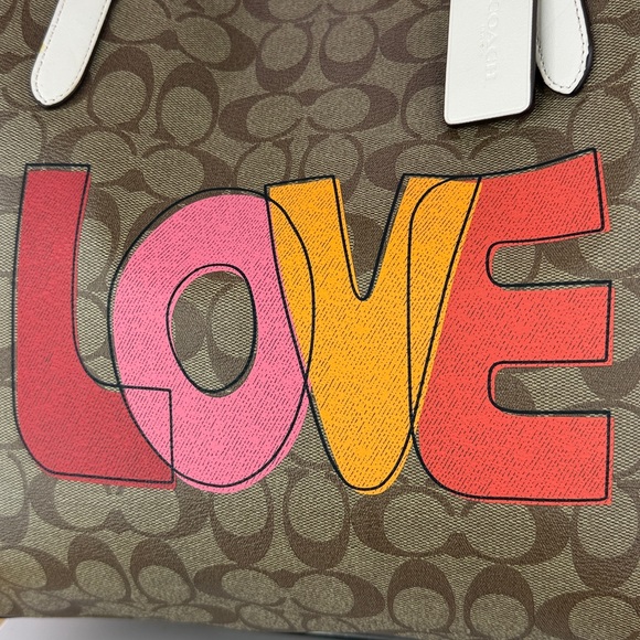 π₯COACH NWOT - City Tote in Signature Canvas with "LOVE" Print - 110U461 - Picture 2 of 16